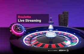 Tim emon 77 bekerja di kantor dengan layar menampilkan data turnamen sepak bola dan pasar sportsbook